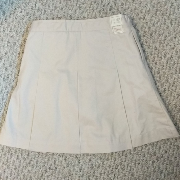 Girls GAP pleated khaki uniform skirt with shorts - Picture 2 of 6